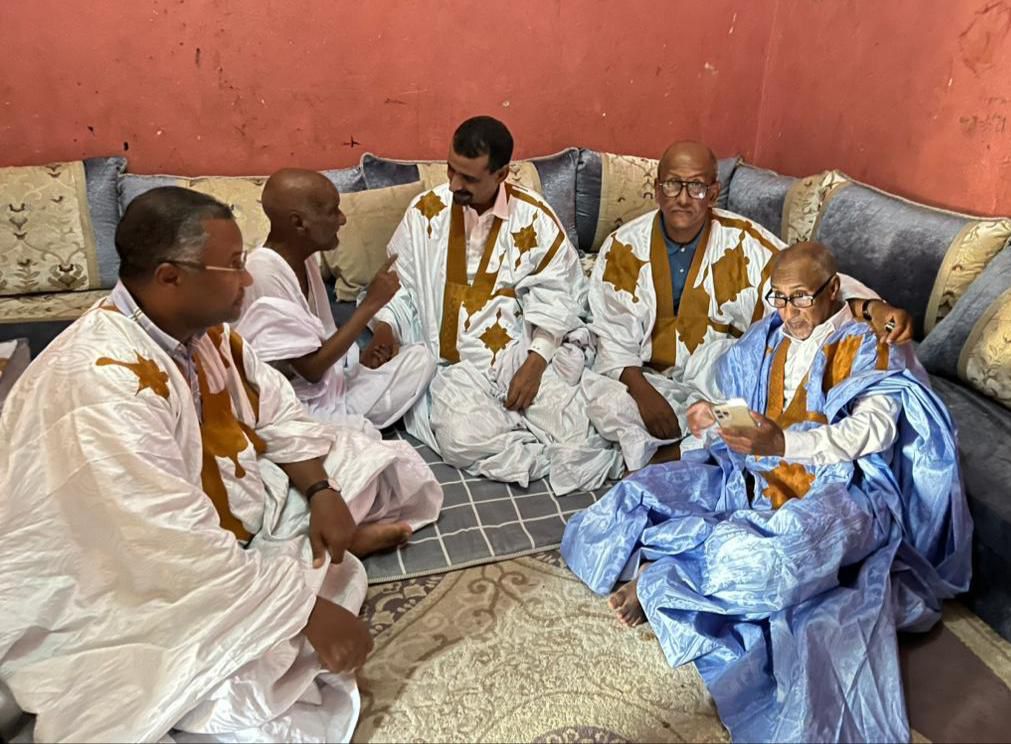 وزير الثقافة والفنون يزور الفنان سيد أحمد ولد أحمد زيدان في منزله