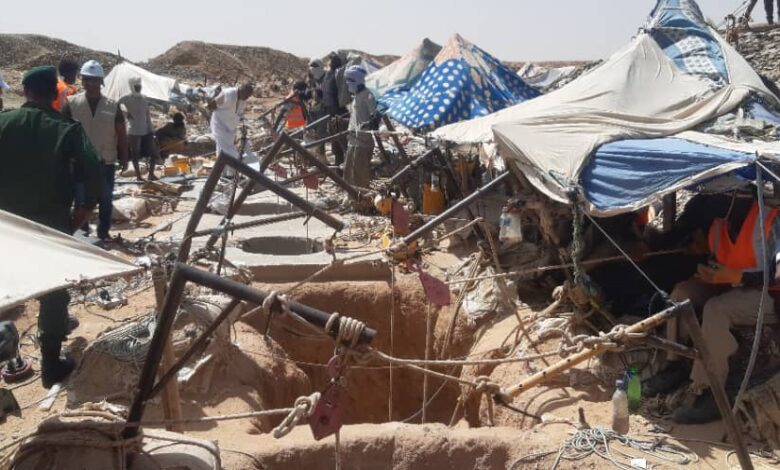وفاة 3 منقبين عن الذهب إثر انهيار بئر للتنقيب شمالي البلاد
