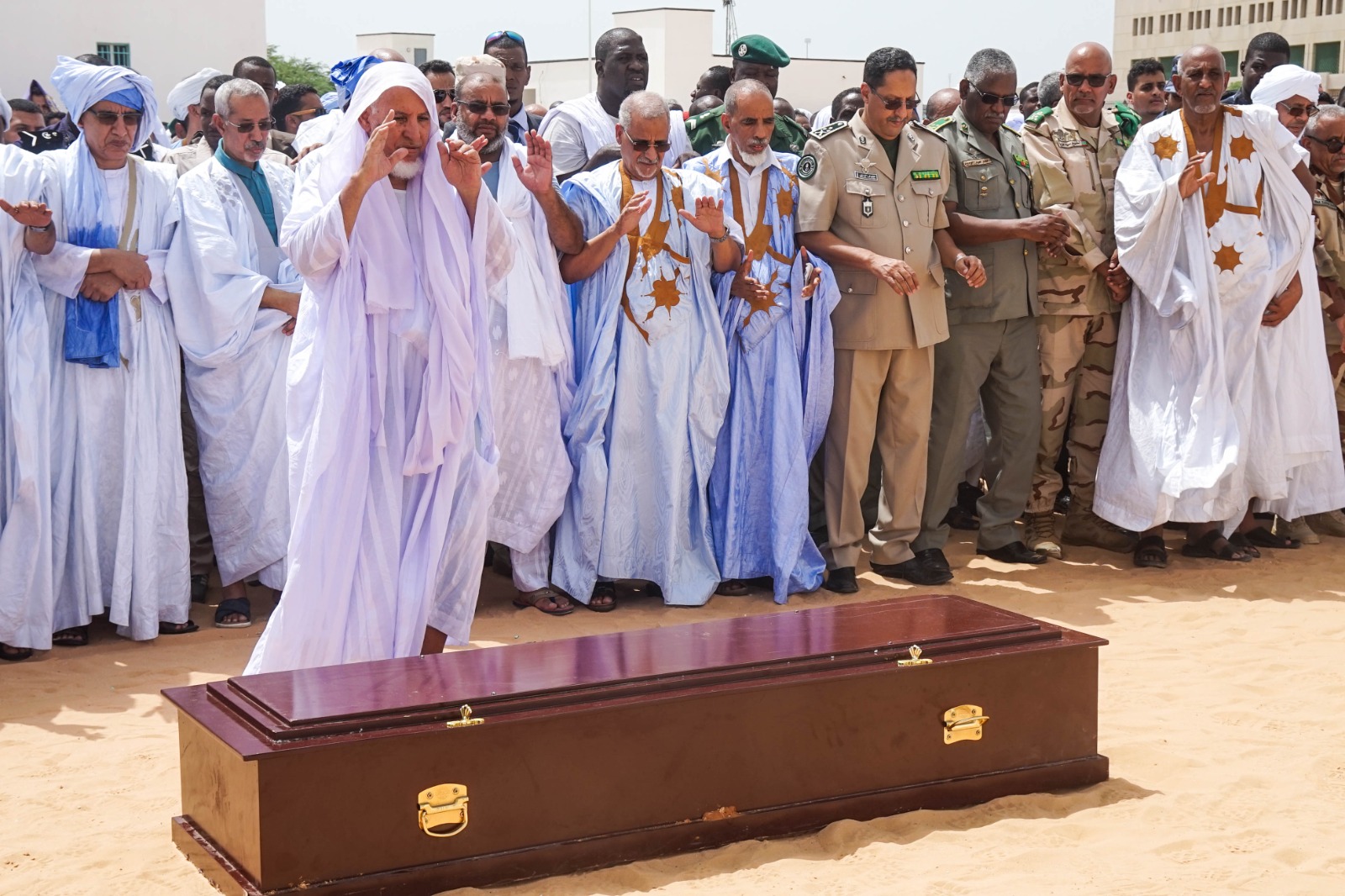 نواكشوط: المئات يؤدون صلاة الجنازة على الراحل الداه محمد العاقب