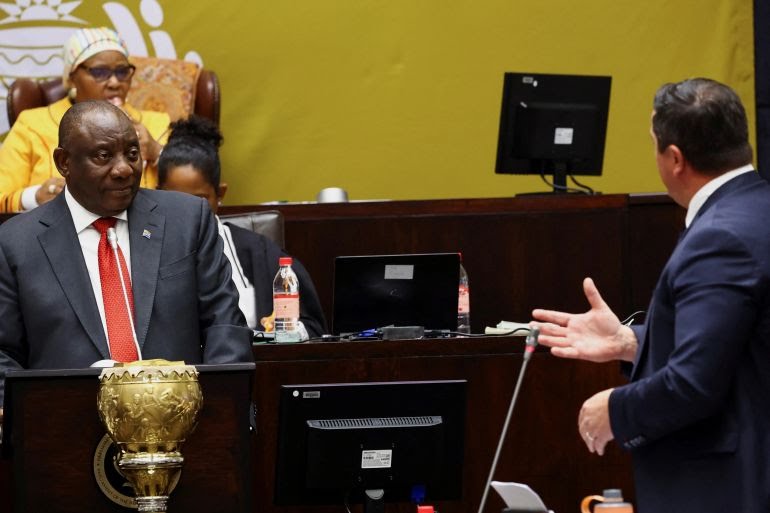 جنوب إفريقيا: رامافوزا يقيل مسؤولا رفيعا في الائتلاف الحاكم