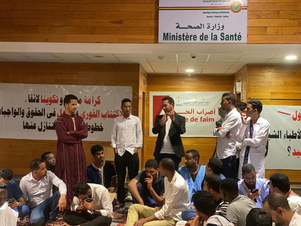 نقابة طلابية تدعو السلطات إلى حوار جدي مع الأطباء المقيمين