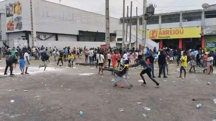 بينهم ضابط شرطة.. ارتفاع عدد القتلى في احتجاجات أنغولا إلى 30 شخصا