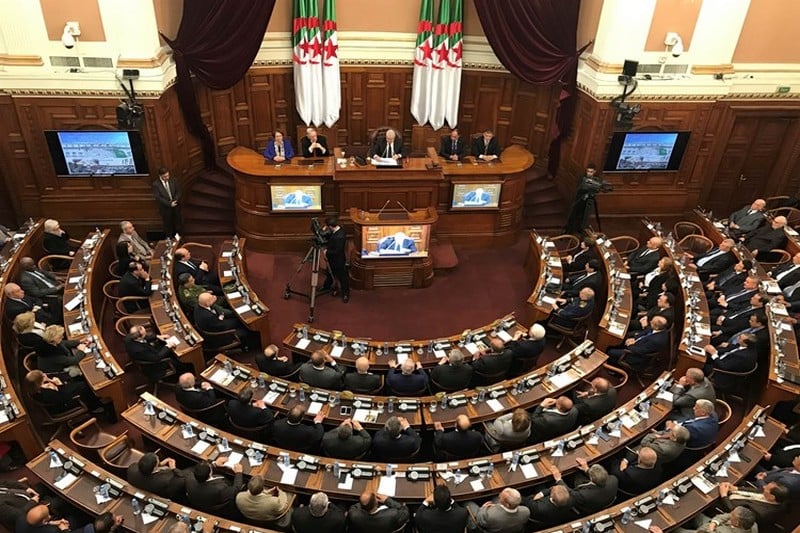 مشروع قانون يجيز "سحب الجنسية" يثير جدلا واسعا في الجزائر