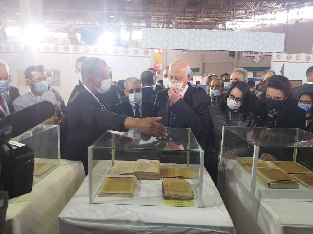 قيس سعيد يزور الجناح الموريتاني في معرض تونس للكتاب