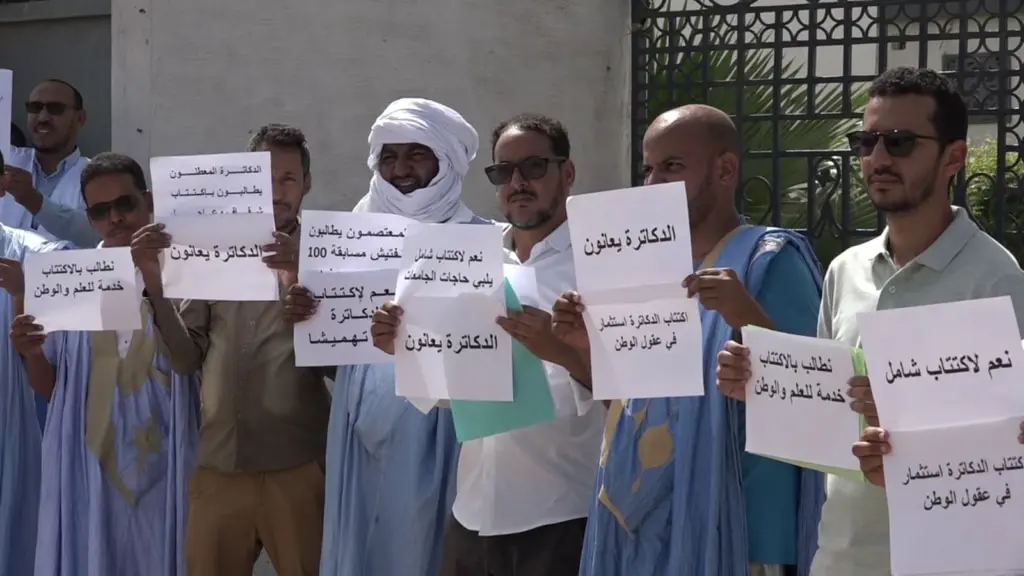 الدكاترة المتعاونون يطالبون الرئيس بتسوية وضعيتهم