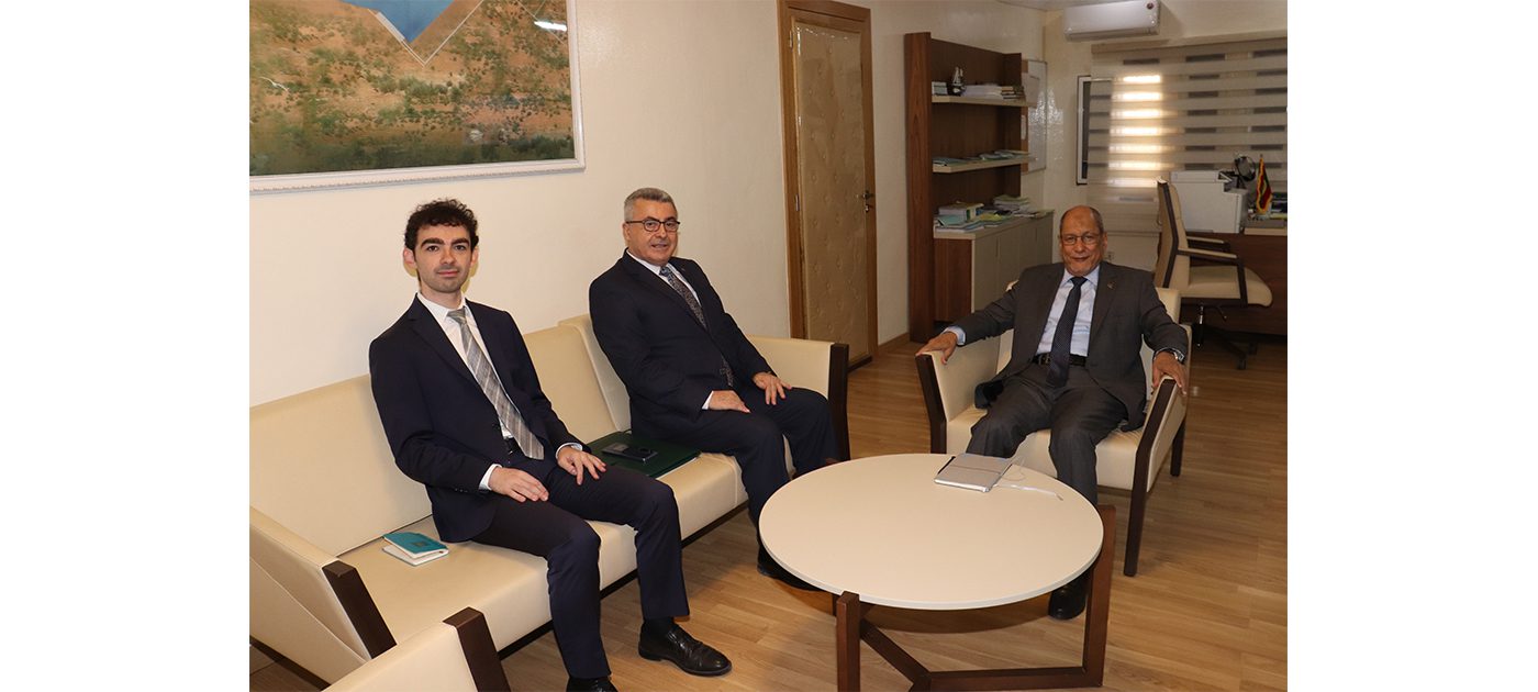السفير التركي في مكتب وزير الصيد بعد ضجة السفن التركية
