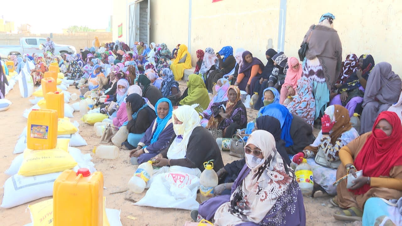 ازويرات: مفوضية الأمن الغذائي توزع سلالا غذائية على أكثر من 3000 أسرة