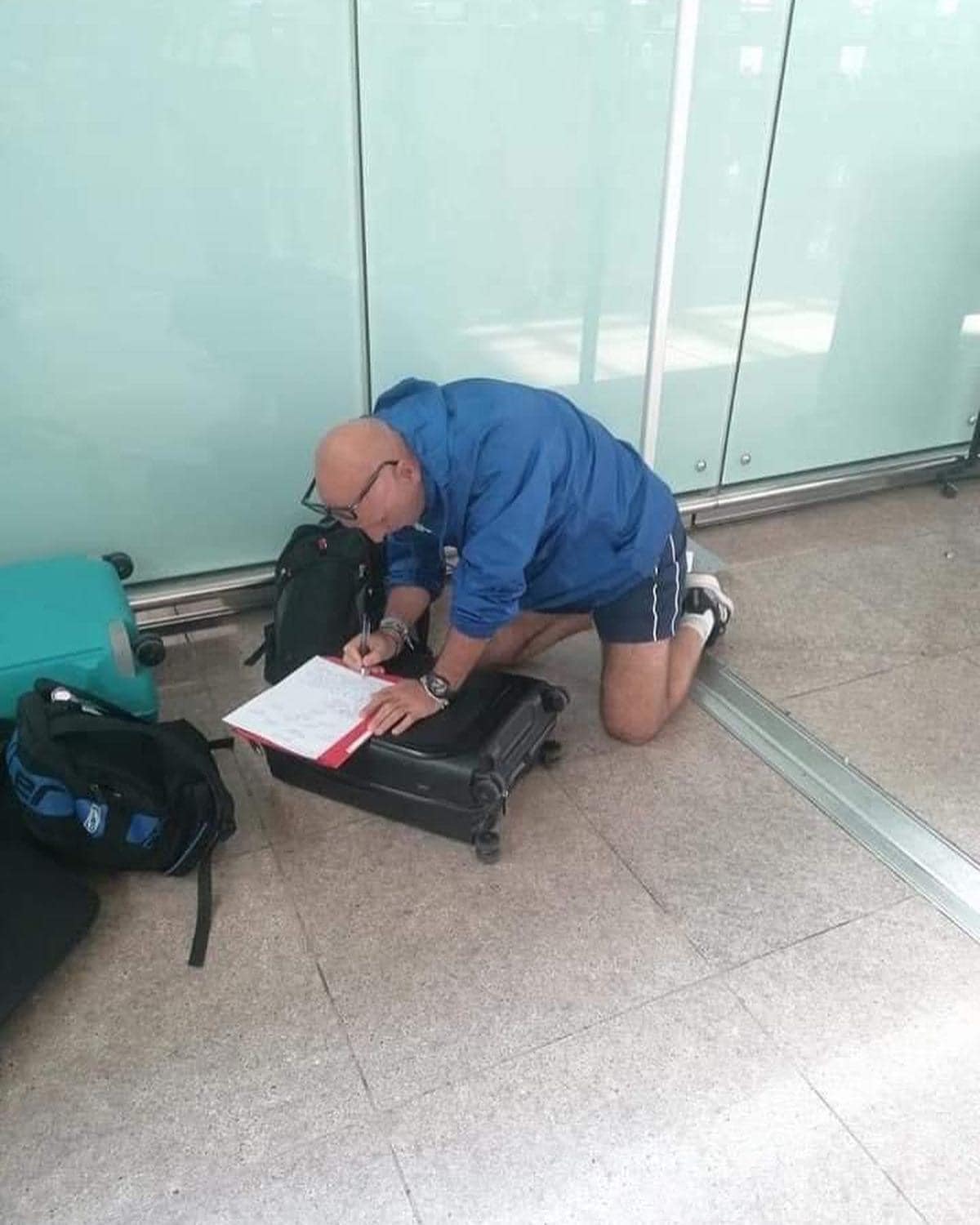 صورة متداولة لمدرب المرابطون الأسبق يضـع تشكيلته وهو عالق في المطار