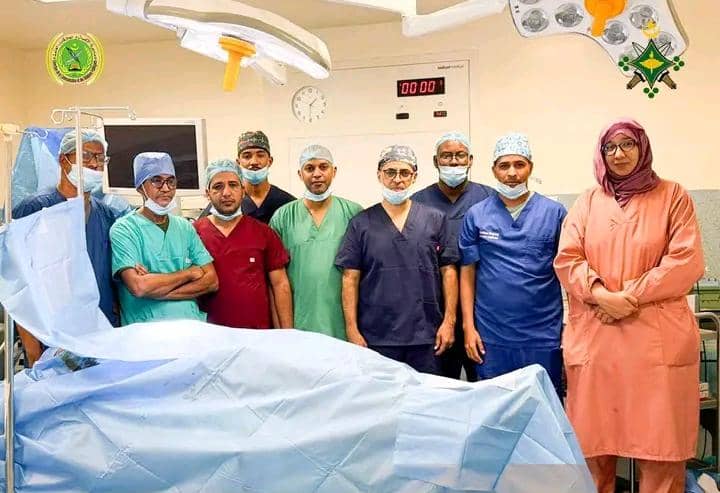 فريق طبي موريتاني ينجح في إجراء عملية جراحية لاستئصال ورم كلوي