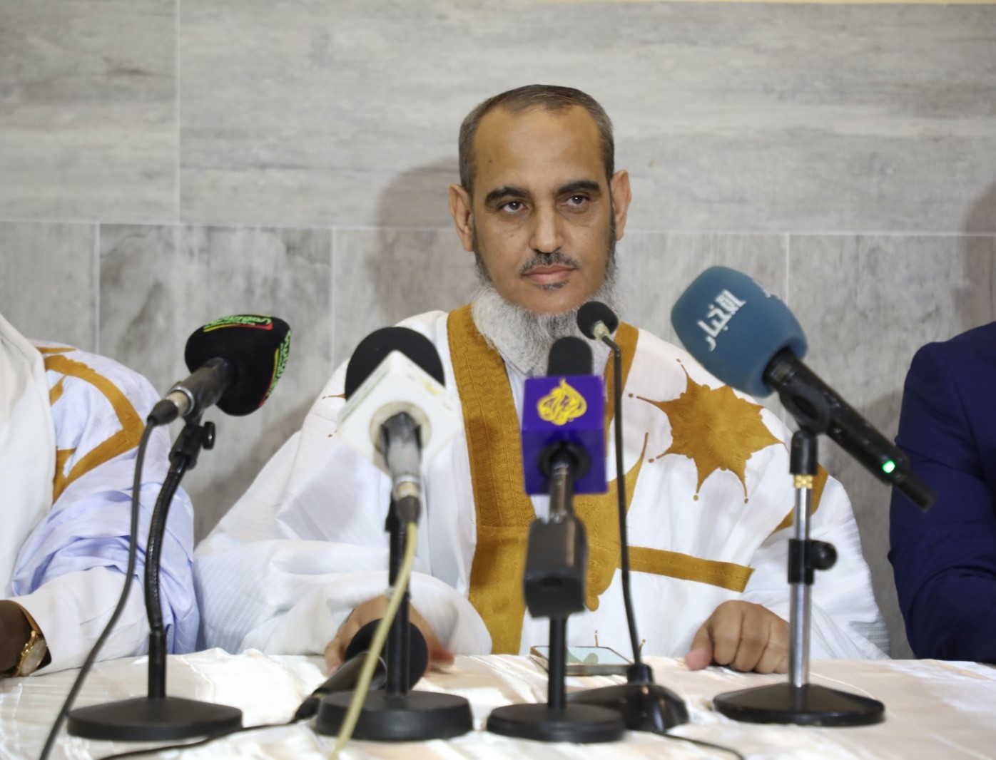 زعيم المعارضة يحمل الحكومة مسؤولية " الفشل " المتفشي في المرافق الخدمية