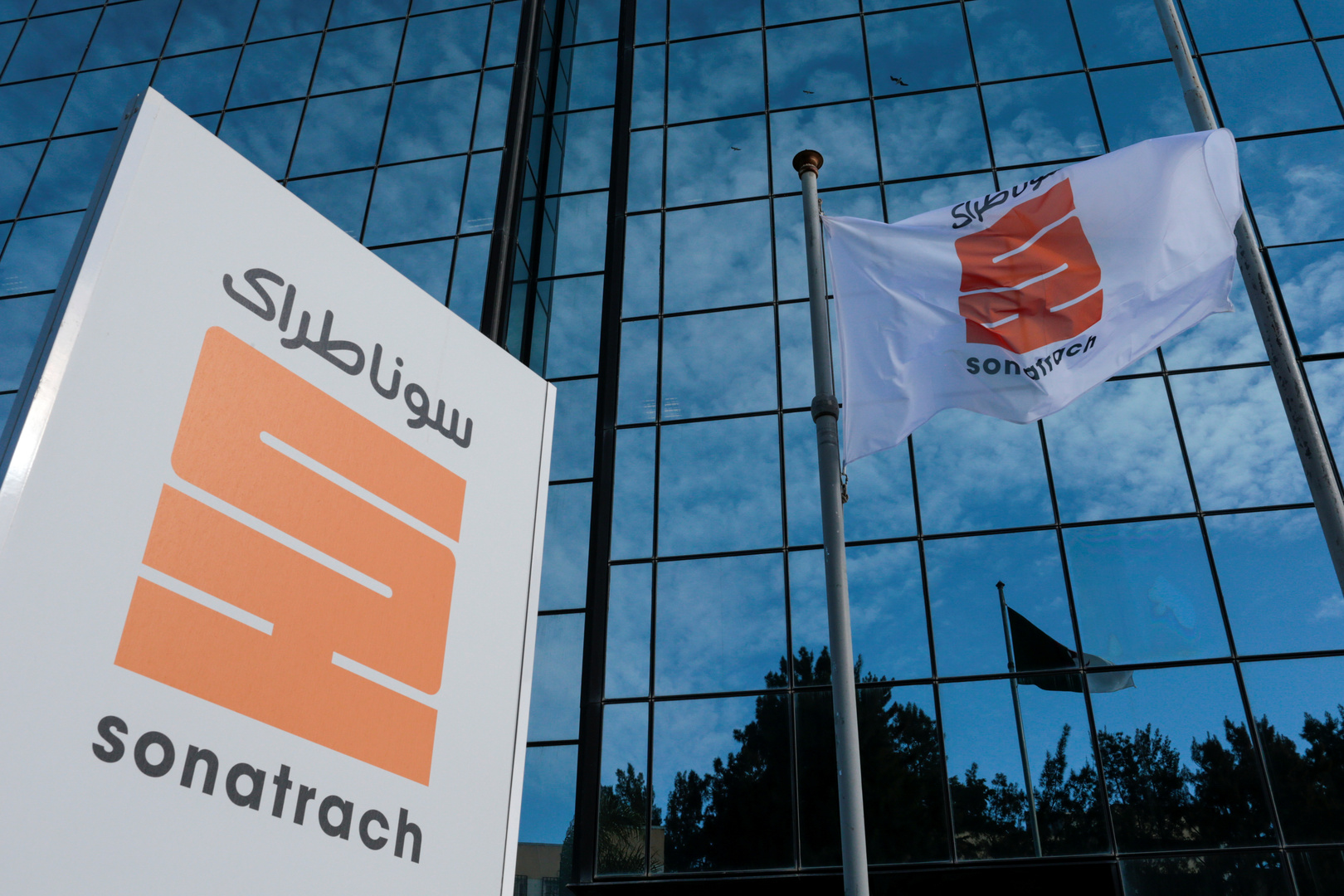 الجزائر: سوناطراك توقع عقد مصنع بتروكيماويات مع  بيتروفاك وHQC الصينية بـ 1.5 مليار دولار
