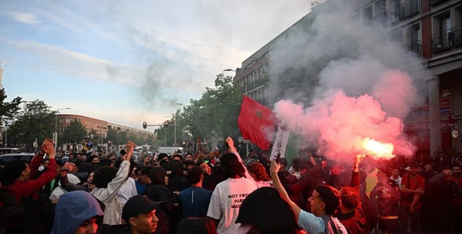 احتفالات مغربية في هولندا بعد التأهل إلى ثمن النهائي.. وتوترات أمنية في بعض المدن