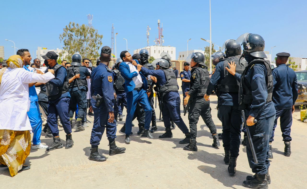 الشرطة تعتدي على صحفيين أثناء وقفة الأطباء المقيمين