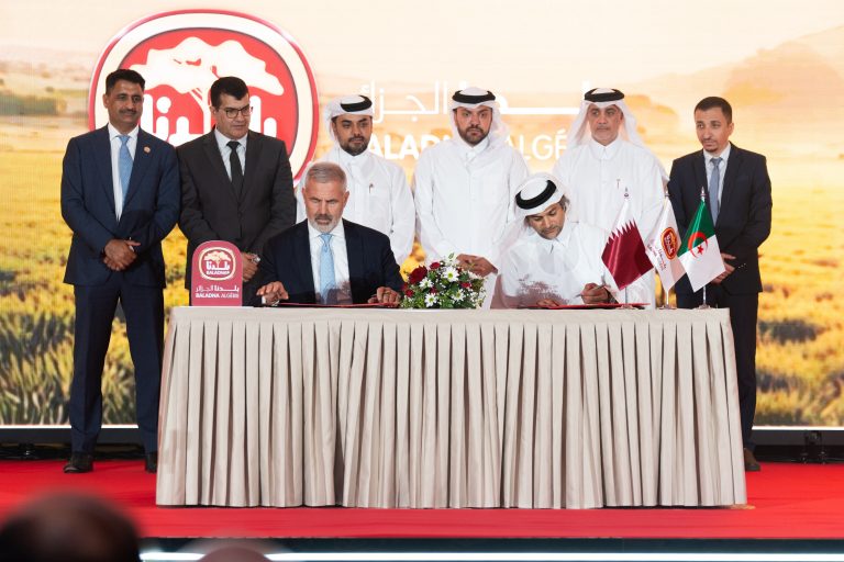 الجزائر توقع عقد بناء أكبر مصنع ألبان في العالم مع شركة "بلدنا" القطرية