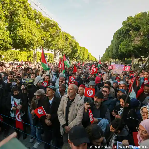 تونس: مظاهرات احتجاجية  على توقيف  وسجن إعلاميين ومحامين