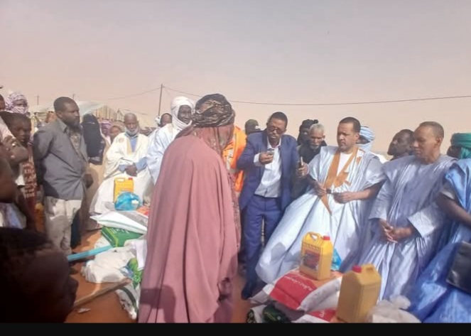 نواكشوط: بلدية توجنين تقسم معونات تستهدف المتضررين من حريق حي "حياة جديدة"
