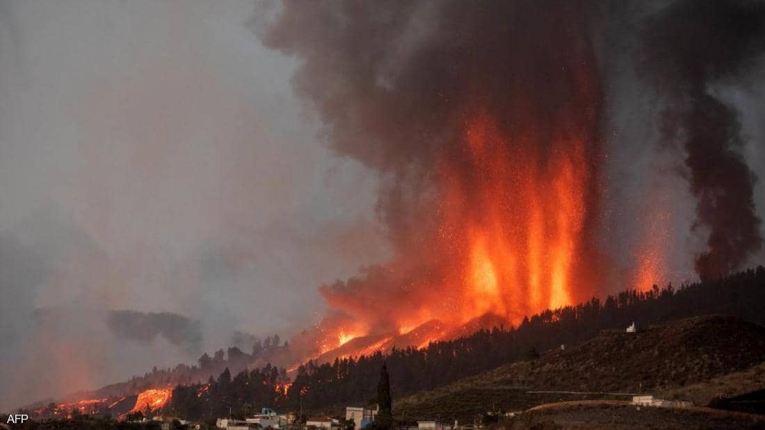 إسبانيا: الحمم البركانية تجرف أربعة منازل في جزيرة لا بالما 