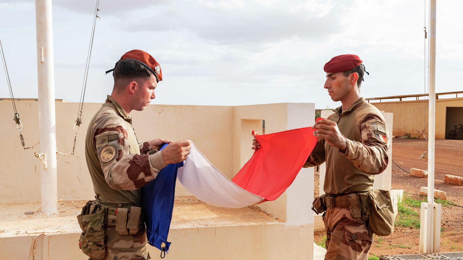 الغارديان:   أزمة النيجر أظهرت انهيار الإمبراطورية الفرنسية في أفريقيا