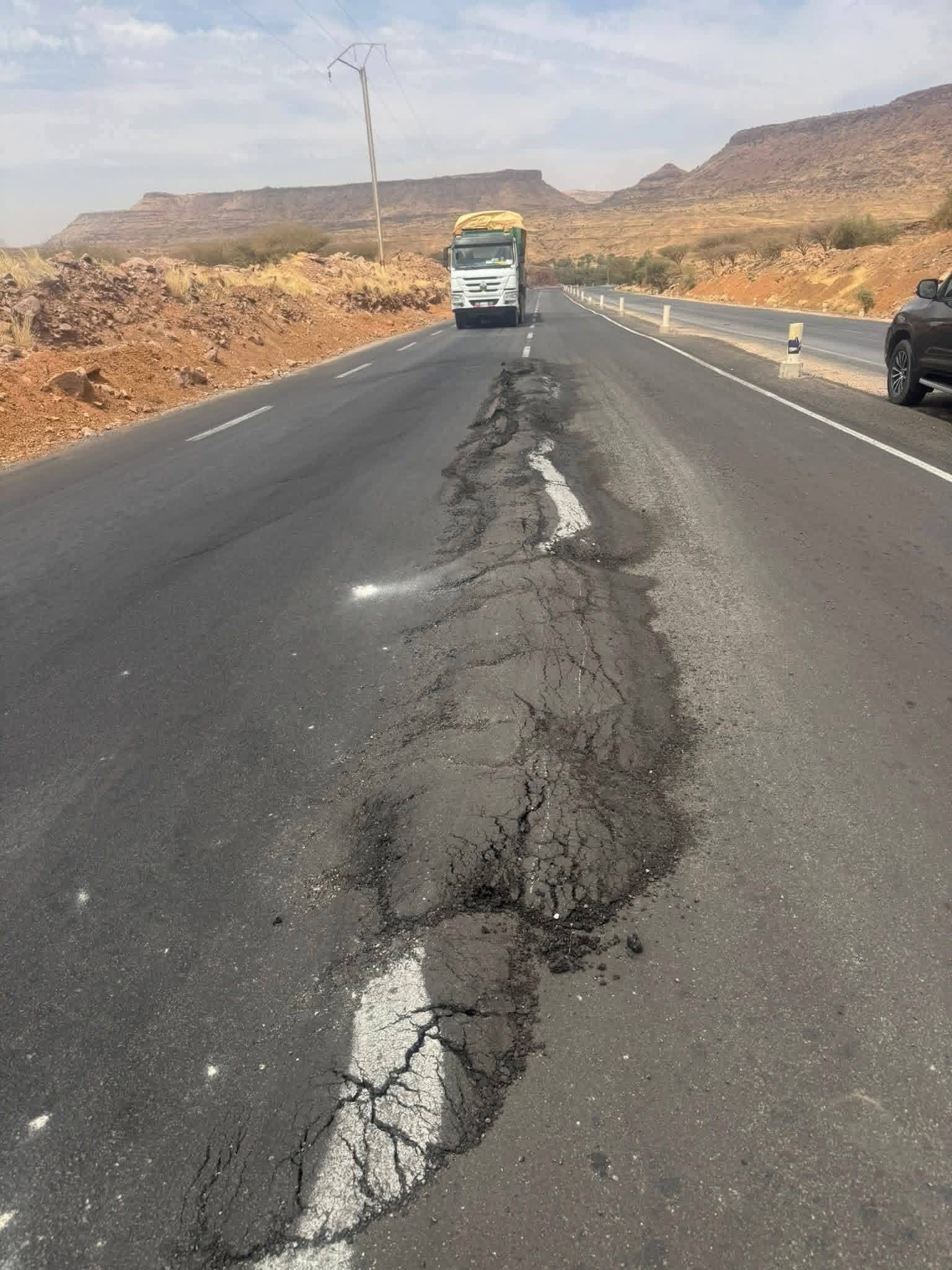 وزارة التجهيز: ظهور تشوهات إسفلت الممر الجبلي بجوك ناتجة عن الحمولة الزائدة