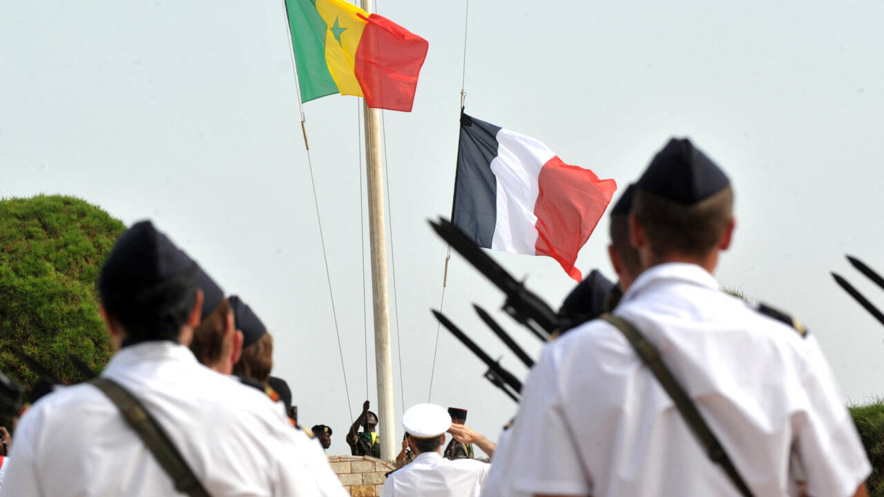 في إطار انسحابها العسكري .. فرنسا تسلم السنغال قاعدة عسكرية جديدة