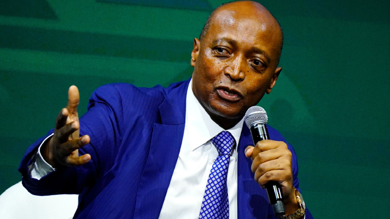رئيس الكاف: نرفض خلط السياسة بالرياضة