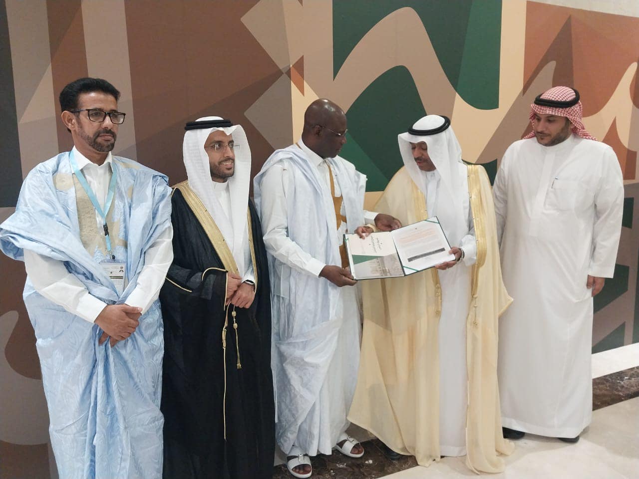 وزير الشؤون الإسلامية يسلم وثيقة تريتبات الحج للعام المقبل