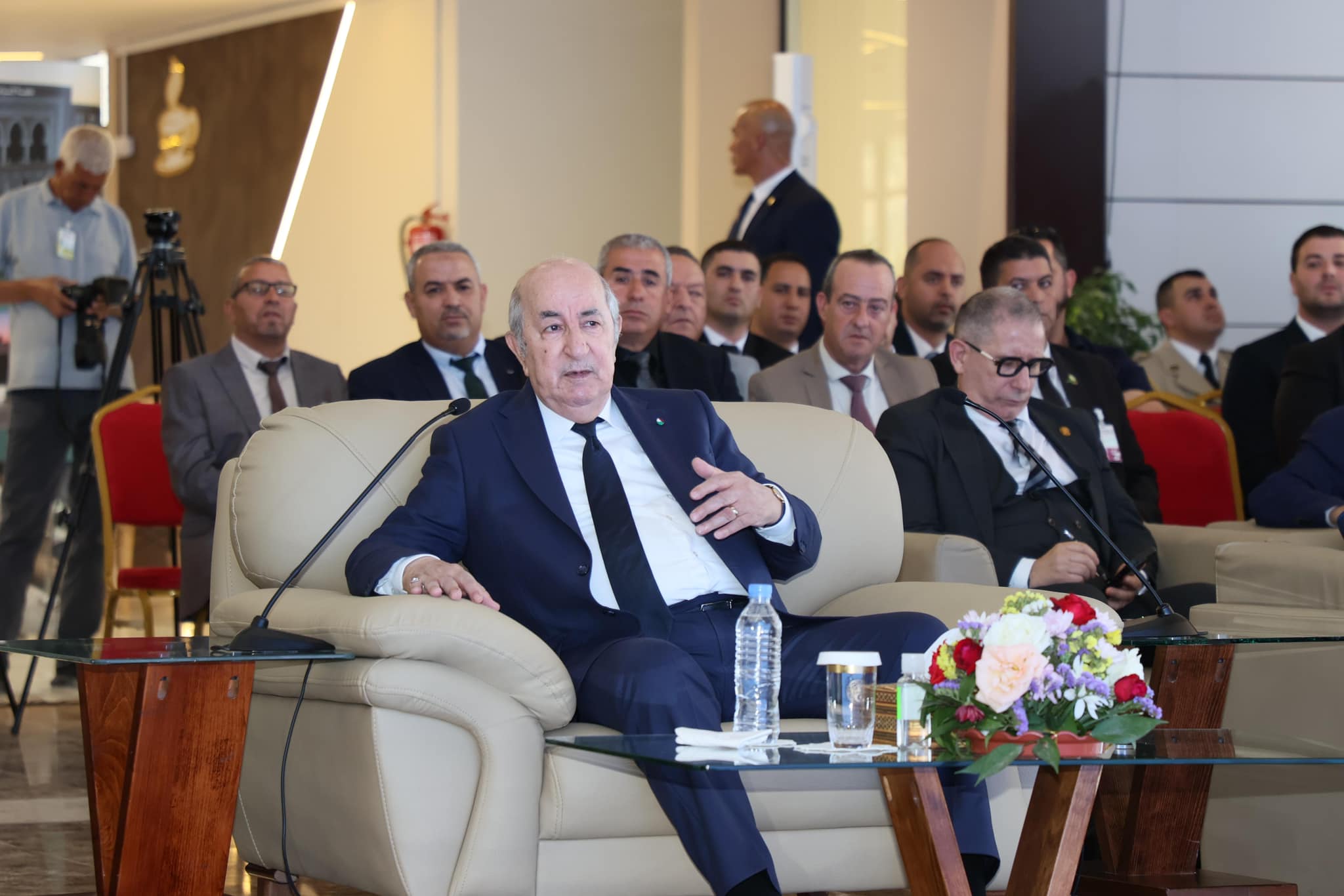 الرئيس الجزائري: يؤكد قدسية القضيتين الفلسطينية والصحراوية بالنسبة له