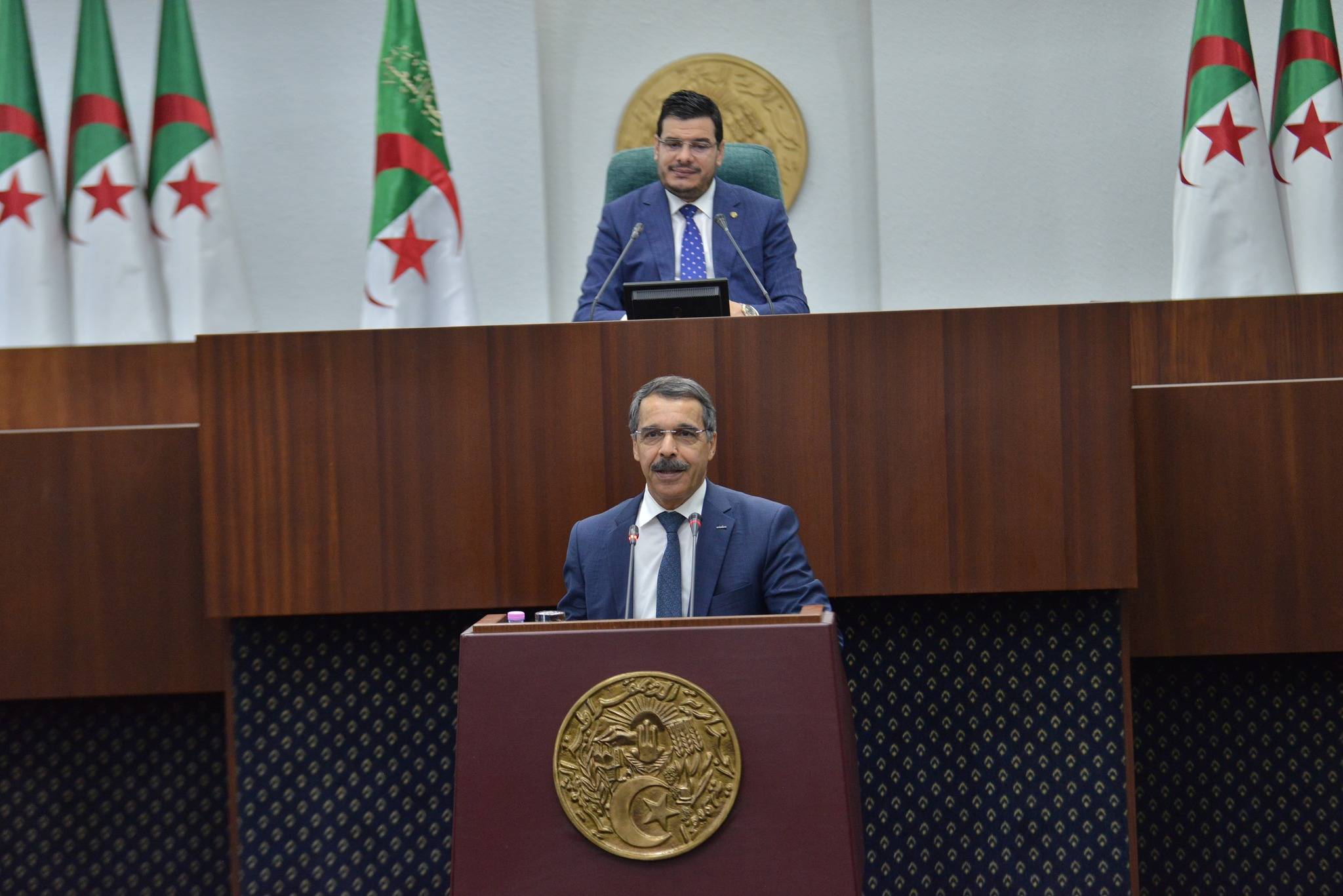 الجزائر: الحكومة تتعهد بالخروج من "اللائحة الرمادية" لغسل الأموال