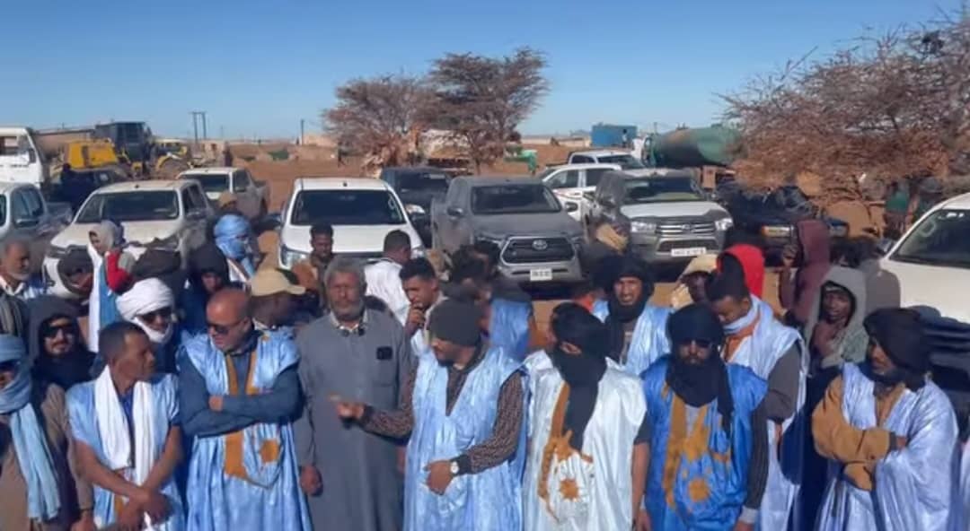 منقبون يحتجون في الزويرات رفضًا لإبعاد المجاهر عن الحدود الجزائرية