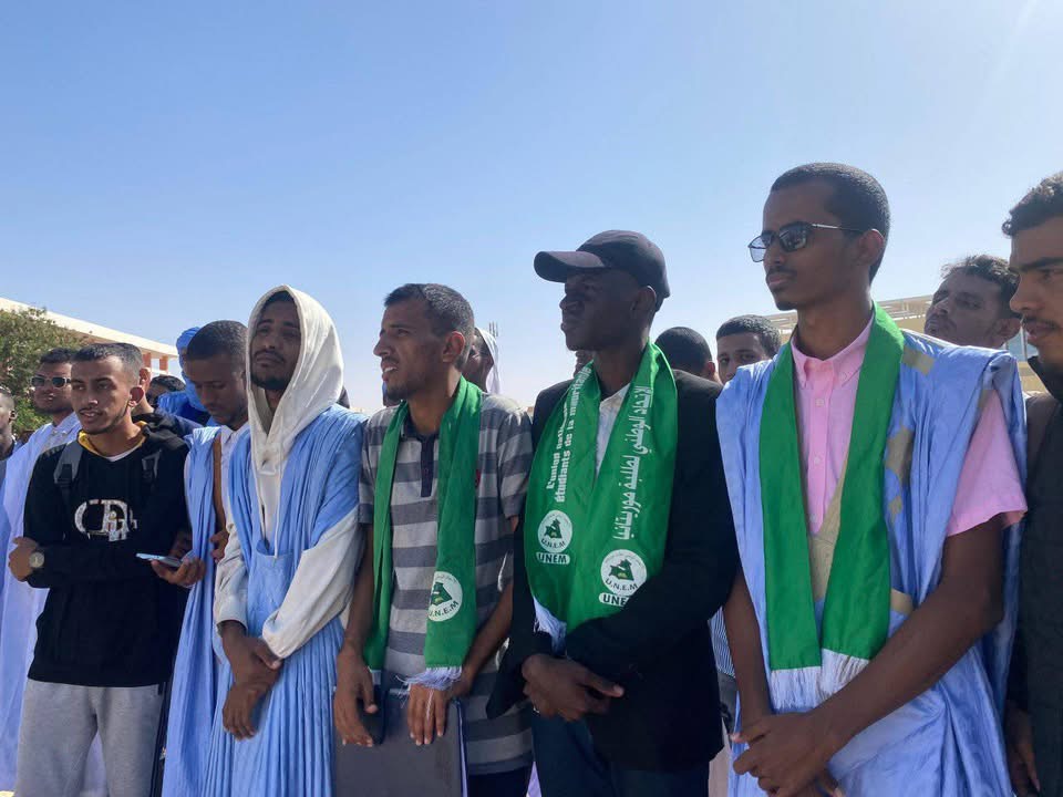 تنظيم وقفة احتجاجية بالمركب الجامعي تنديدا “بالحالة المزرية”  للنقل الجامعي