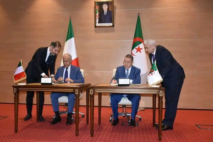 الجزائر وإيطاليا توقعان اتفاقية أمنية في مجال مكافحة الهجرة والإتجار بالبشر