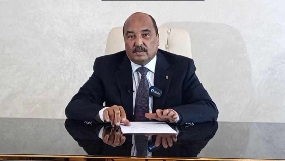 عزيز: جنرالات وساسة بكوا كي لا أغادر السلطة