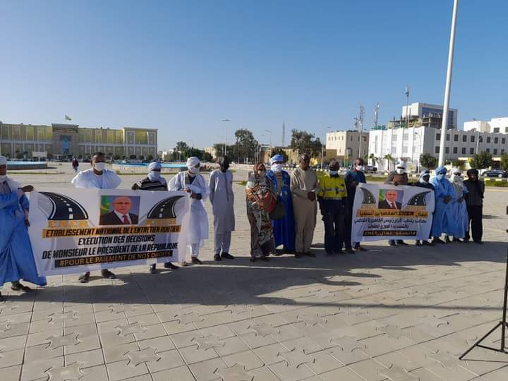 العمال المفصولون من آنير يجتجون أمام مبنى البرلمان