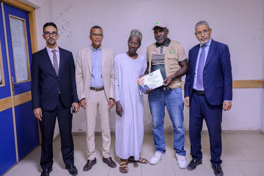 التآزر تقدم دعمًا ماليا لمدرس وأسرته المتضررة من حريق