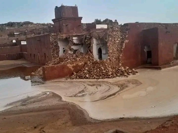 سقوط أجزاء من المسجد العتيق بولاته جراء الأمطار
