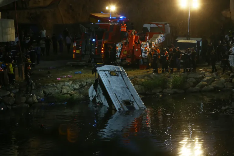 عقب حادثة سقوط حافلة نقل .. الجزائر تعلن استيراد 10 آلاف حافلة جديدة