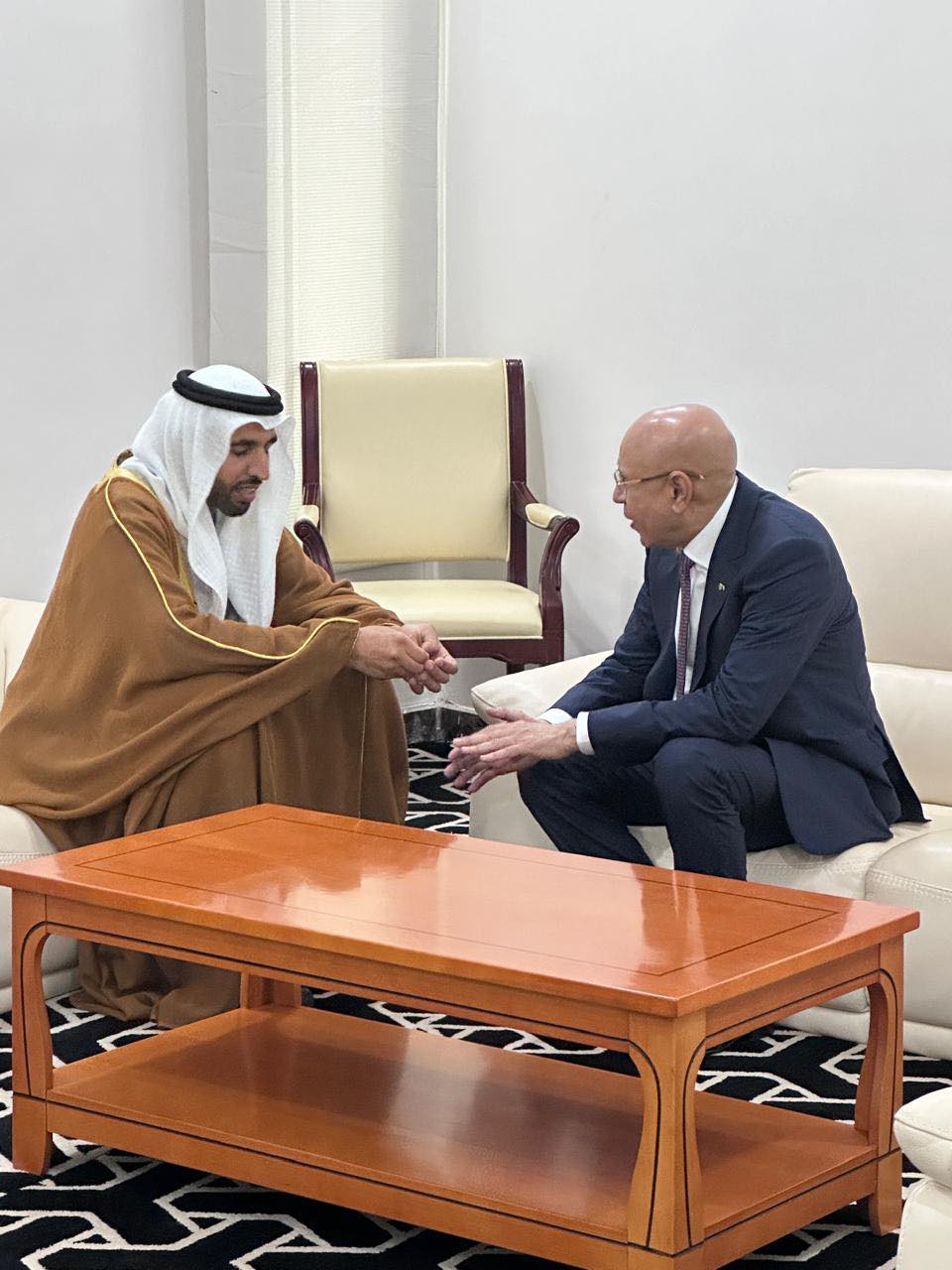 غزواني يجري لقاء مع وزير الدولة للشؤون الخارجية بدولة الإمارات