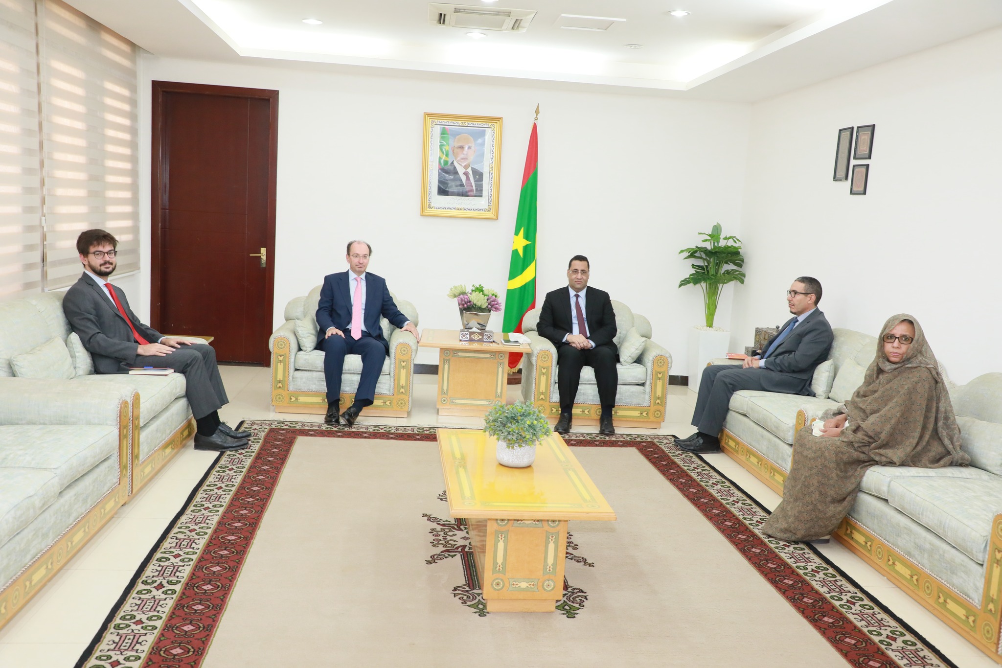 الوزير الأول يبحث مع السفير الإسباني تعزيز العلاقات بين البلدين