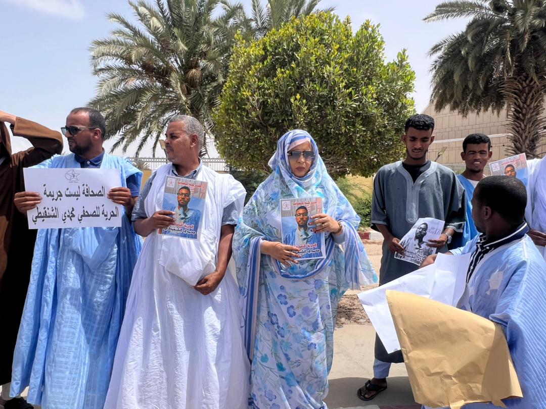 كفانا تجدد وقفاتها الاحتجاجية للمطالبة بإطلاق سراح عضو لجنتها الإعلامية