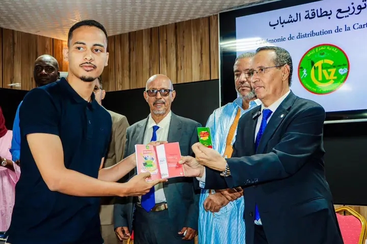 بلدية تفرغ زينة توزع الدفعة الأولى من "بطاقة الشباب"