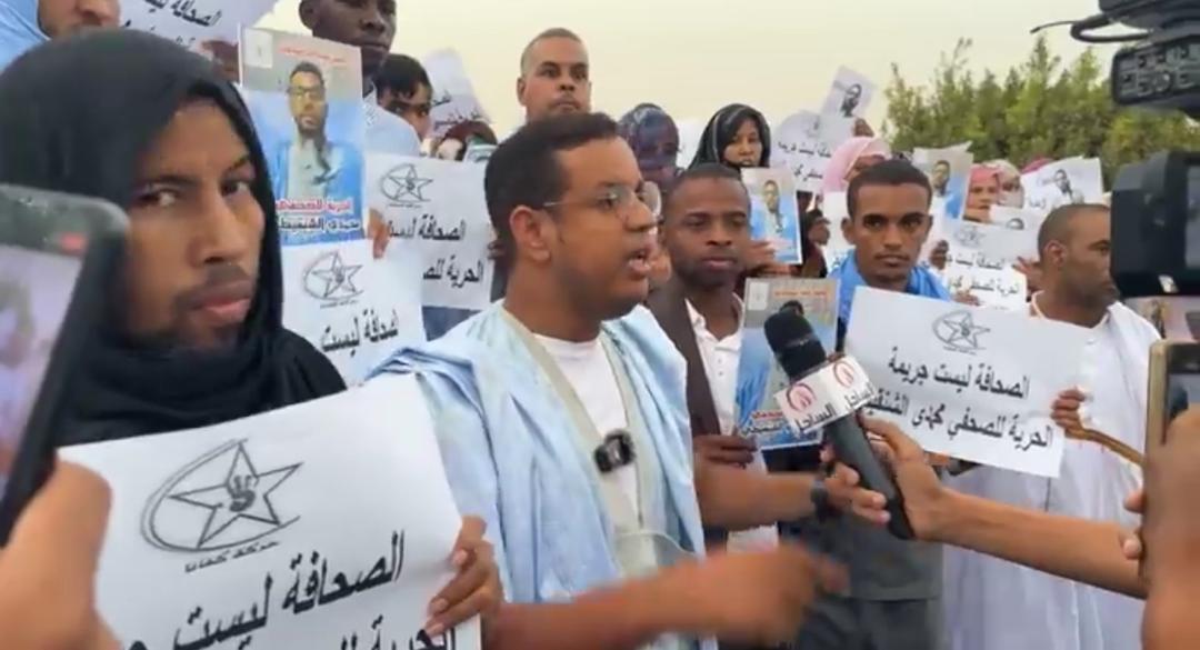 حركة "كفانا" تنظم وقفة احتجاجية للمطالبة بالإفراج عن الصحفي محمدي الشنقيطي