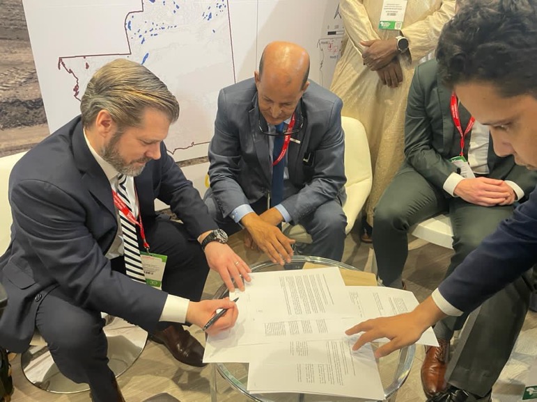 موريتانيا توقع مع الولايات المتحدة وثيقة تعاون في مجالات حوكمة الطاقة والمعادن