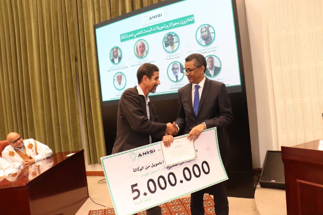 توزيع جوائز البحث العلمي وتمويل المشاريع البحثية