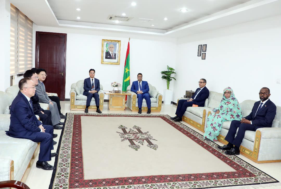 الوزير الأول يبحث مع وفد صيني تعزيز التعاون والاستثمار بين موريتانيا والصين