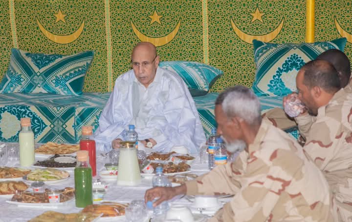 الرئيس غزواني يقاسم الجنود في قاعدة المرية شمالي البلاد إفطارهم الرمضاني