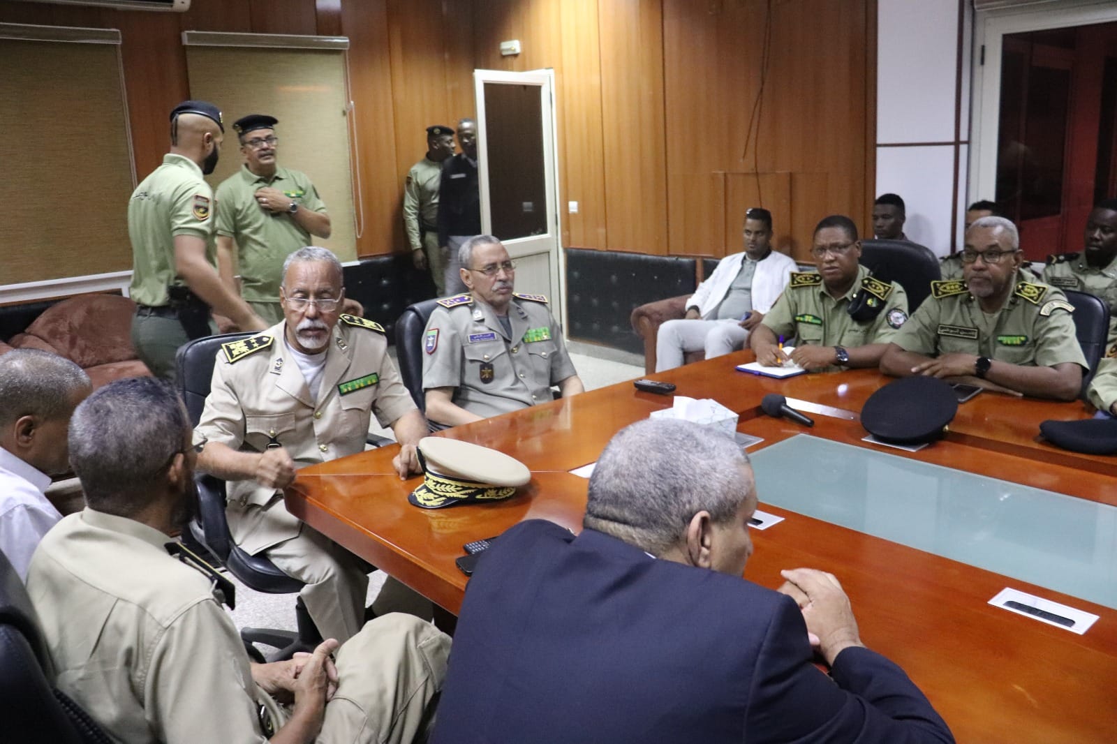 نواكشوط..المدير العام للأمن يشيد بعمل اللجنة المكلفة بالتحقيق في عملية السطو على أحد البنوك