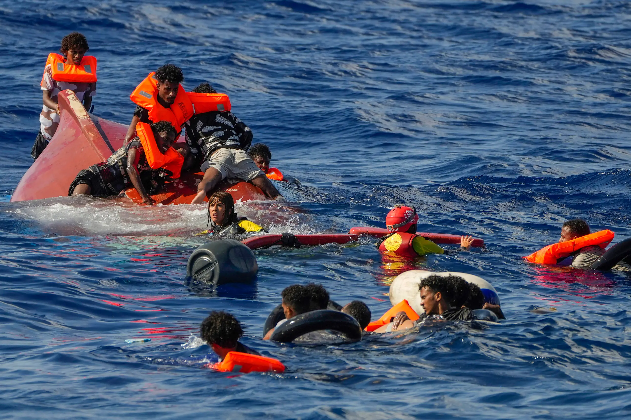 إيطاليا: خفر السواحل الإيطالي ينفذ عمليات لإنقاذ زورقين يقلّان 1200 شخص