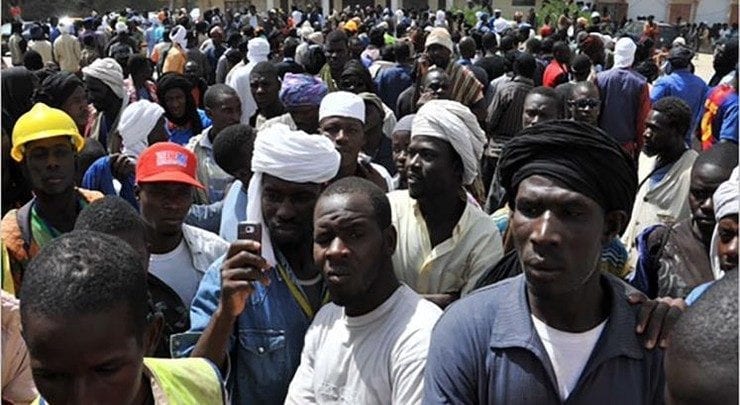 حمالة الميناء يعلقون إضرابهم بعد تعهد بإنهاء ملف الاكتتاب
