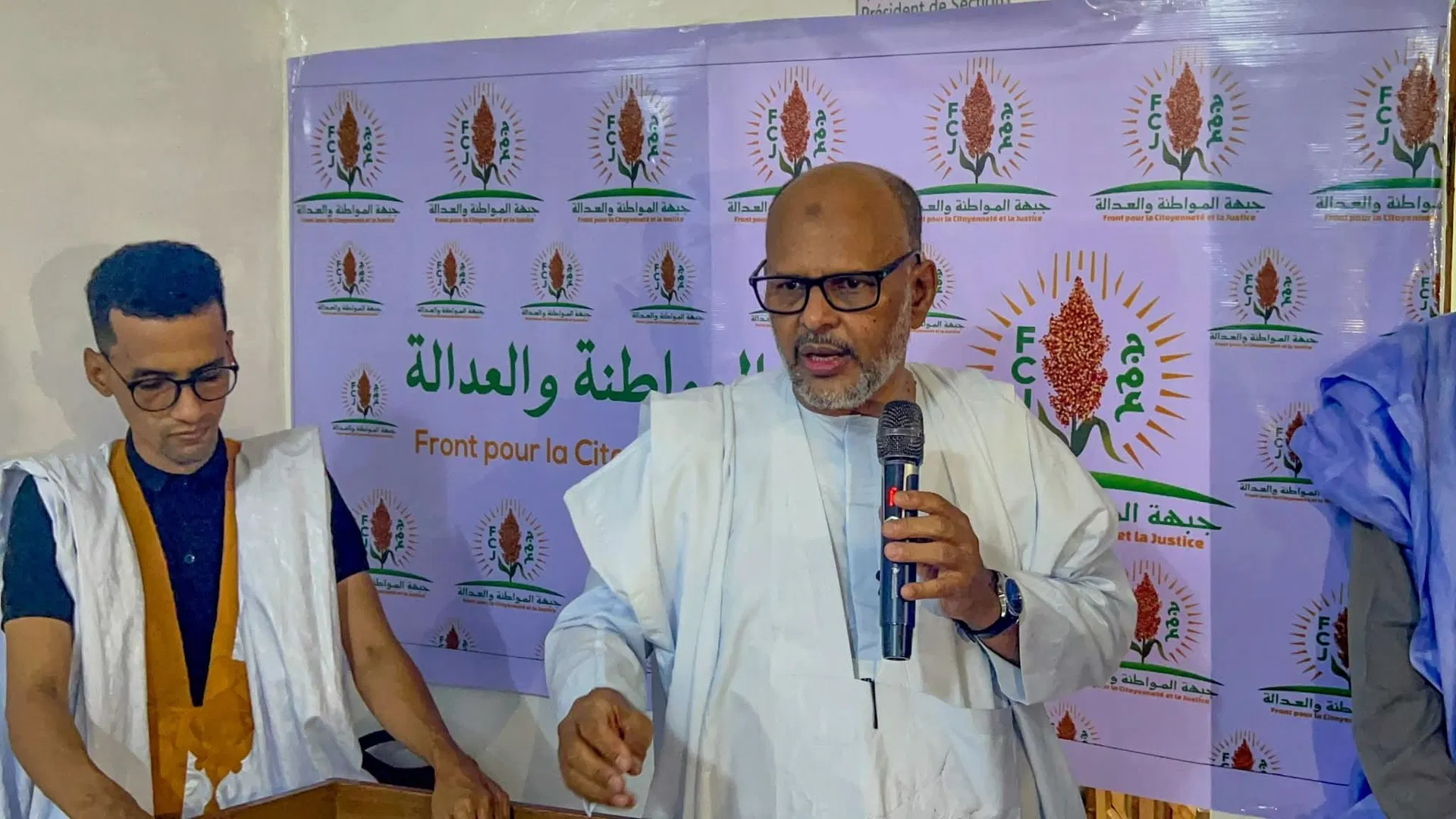 ولد منصور يشيد بإنجازات الحكومة ويؤكد على أهمية النقد البنّاء والإصلاح