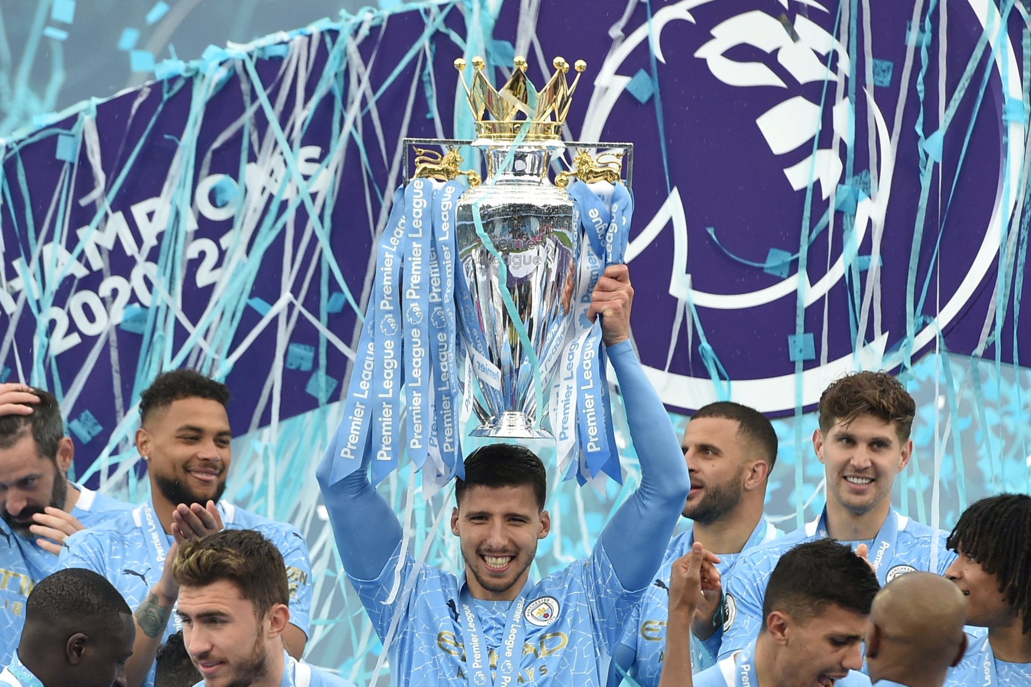 سيتي يتوج بالدوري الإنجليزي الممتاز للمرة الثانية